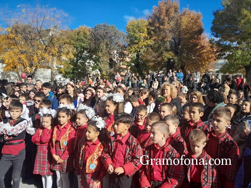 С масово изпълнение на „Хубава си, моя горо“ ученици от Бургас почетоха рождението на Любен Каравелов 