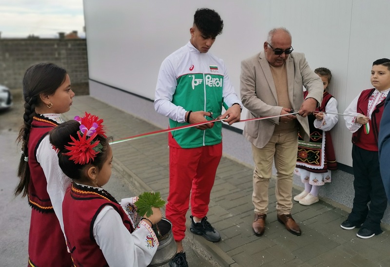 В Карнобат горди с новия физкултурен салон в ОУ „П.Р. Славейков“