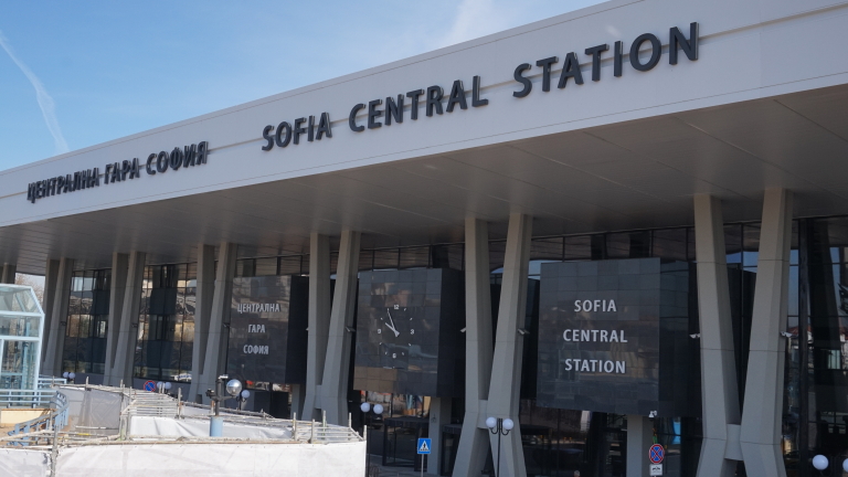 Два влака са се сблъскали на Централната гара в София