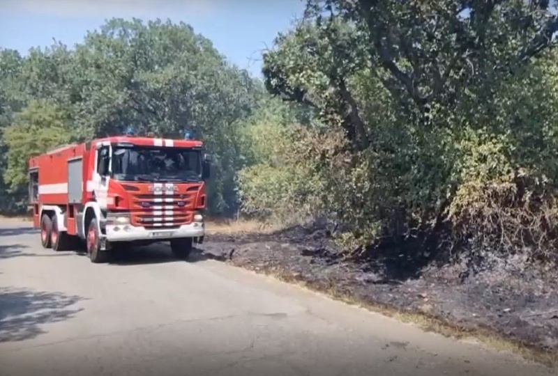 Пожар избухна на метри от Доган сарай в Росенец