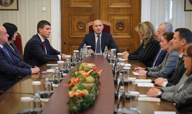 Президентът връчва първия мандат след Нова година