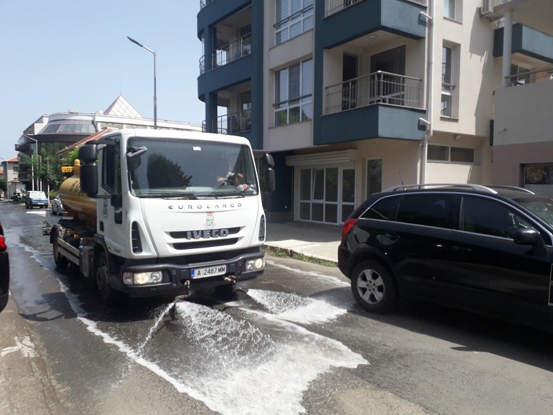 В Царево мият улиците два пъти на ден заради горещините