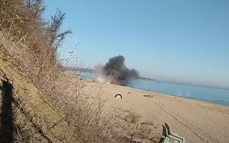 Военните обезвредиха стара мина на плажа в Обзор