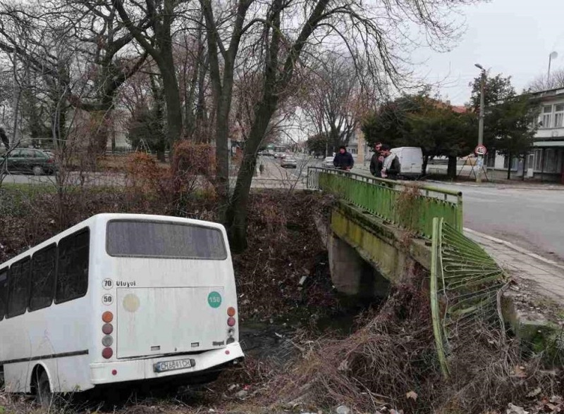 Автобус падна от мост край сливенско село