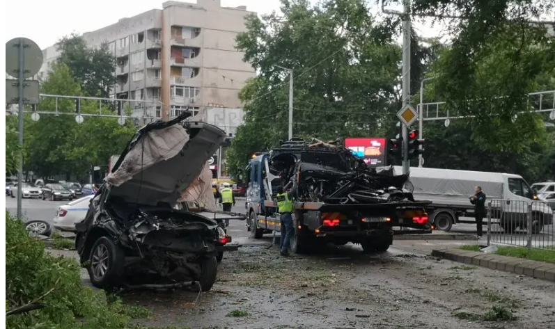 Със 175 км/ч се е движил мощният джип, който се разцепи в Пловдив