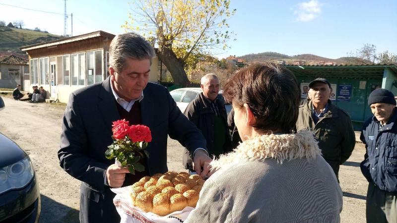 В Снягово посрещнаха Първанов с хляб и сол