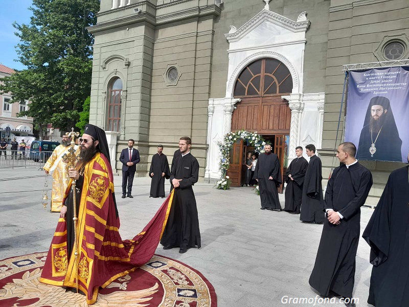 Сливенският митрополит Арсений призова за единство и мир в първата си служба в Бургас 