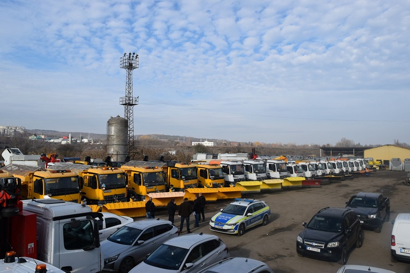 Фирмите за зимна поддръжка на пътищата заявиха готовност за работа при снеговалеж