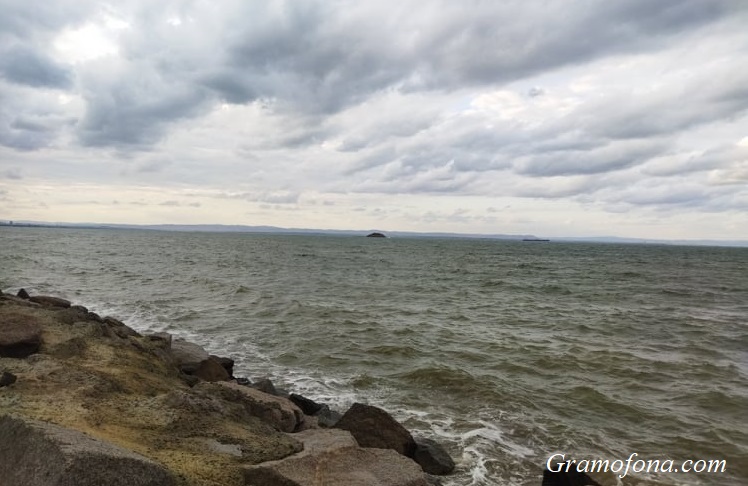 Слънчево, ветровито и по-хладно време в сряда