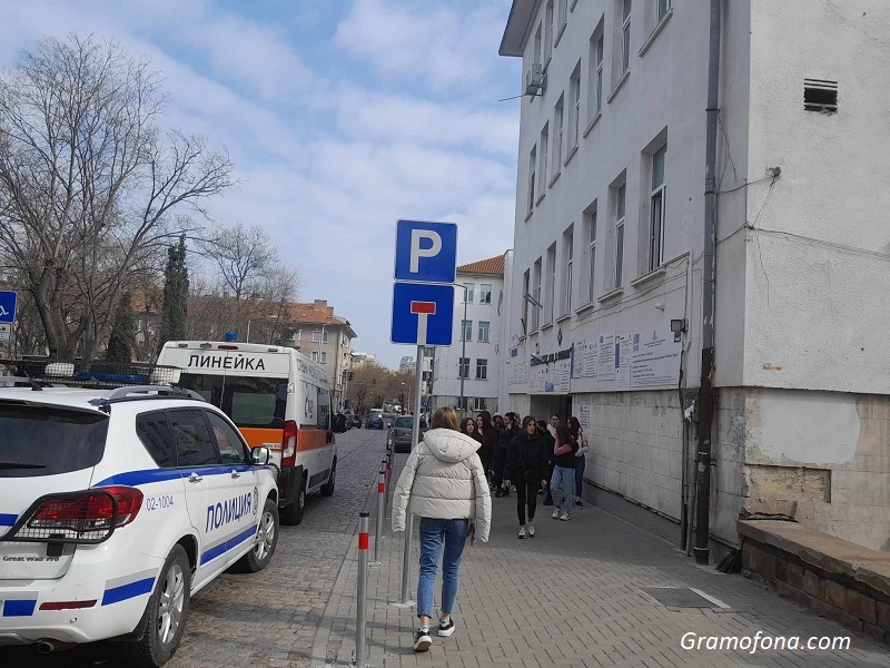 Полиция и Бърза помощ пред сградата на бургаски училища, вижте защо