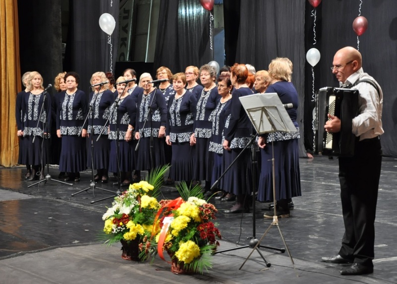 Още 1600 пенсионери ще получат средства от Община Бургас за фолклорни носии и художествена самодейност