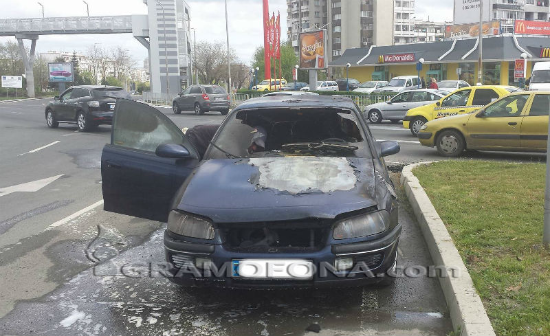 Шофьор спря пламнал автомобил, водачката не разбрала, че колата й гори