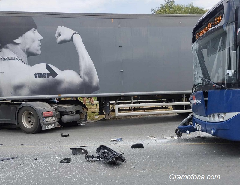 Извънредно: Катастрофа межу тир и градски автобус в Бургас