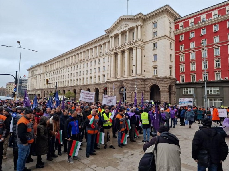 Миньори излязоха на протест пред сградата на МС