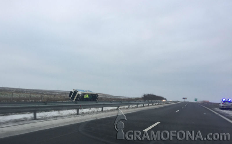 Затвориха аварийното и дясното платно на магистралата заради обърнатия край Карнобат ТИР