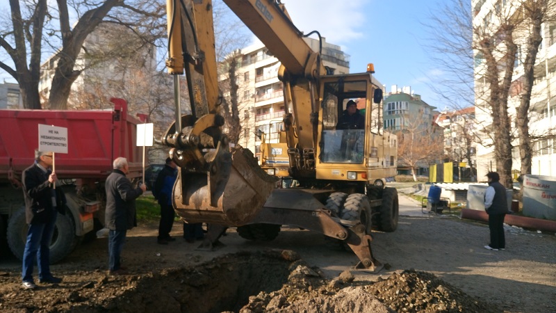 В Лазур готови да легнат в изкопите, но да не позволят пред домовете им да се извиси небостъргач