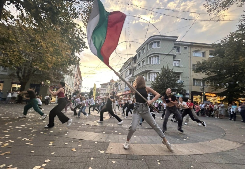 ДЮН направи атрактивен флашмоб на пъпа на Бургас