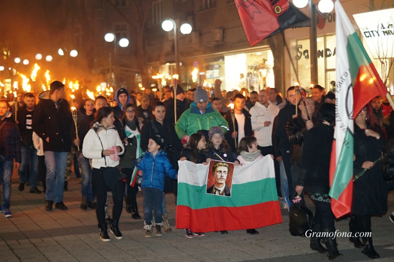 В Бургас отдават почит към Апостола с факелно шествие