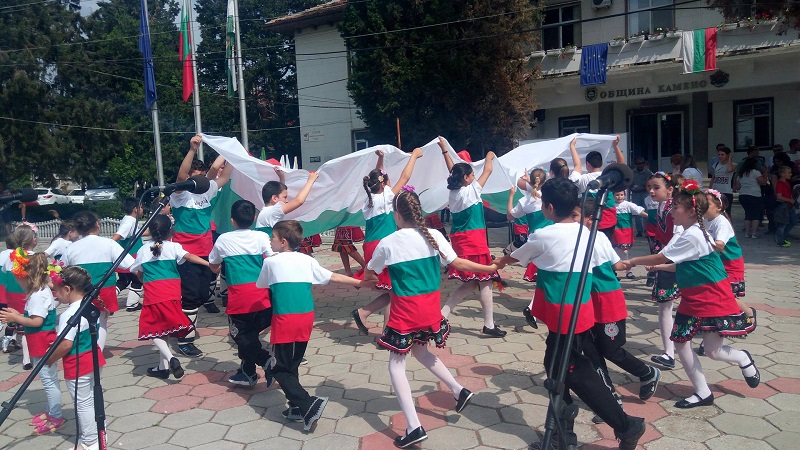 В Камено развяха 6-метров трибагреник за 24 май