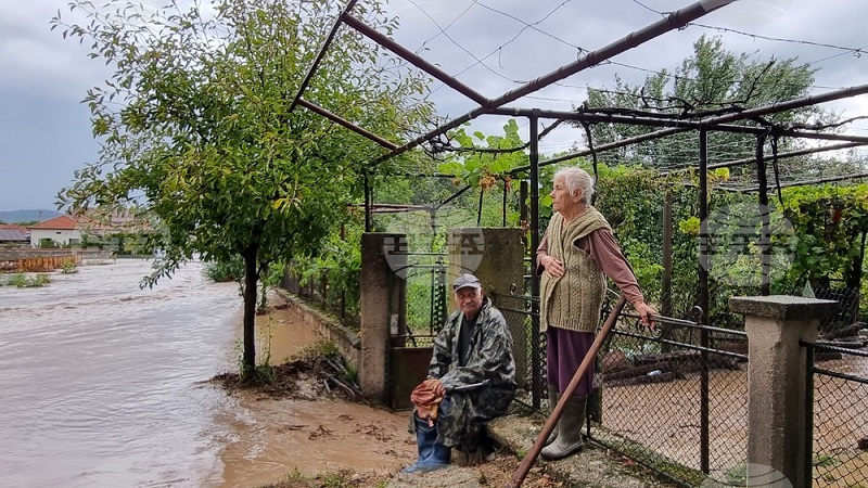 Петима души са евакуирани с хеликоптер от с. Богдан