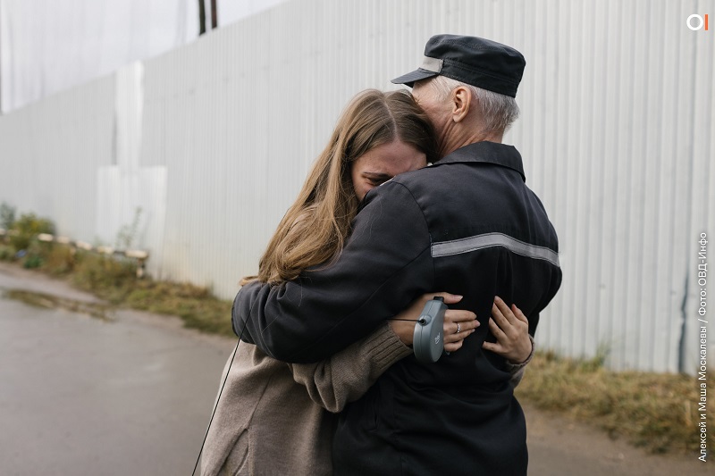 След близо две години затвор: Освободиха бащата, който беше осъден заради антивоенна рисунка на дъщеря му