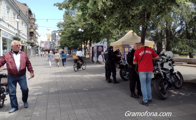 Екшън на предизборните шатри в Бургас, активистка викна полиция заради партиен конкурент