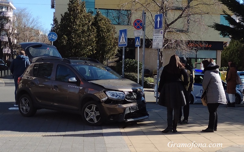 Джип помете Дачия до подземната улица