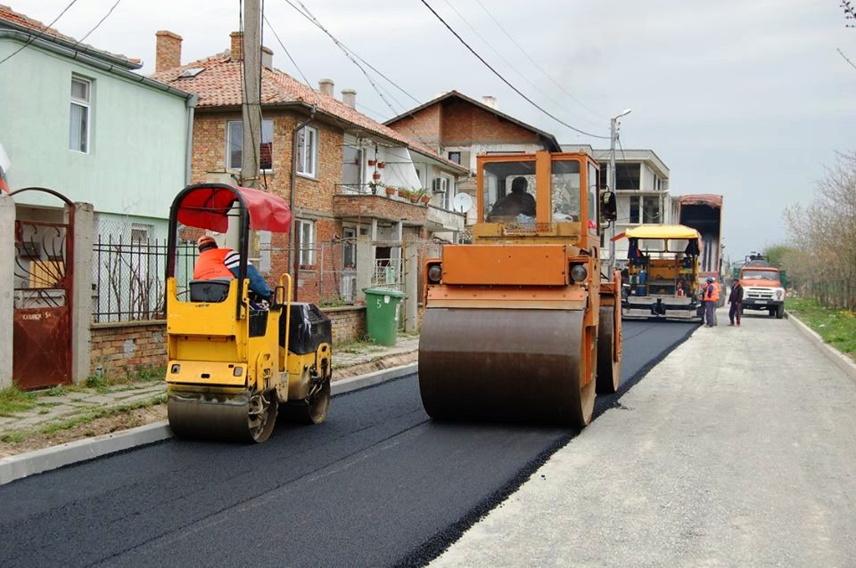 Ремонтират улици в Поморие и Ахелой