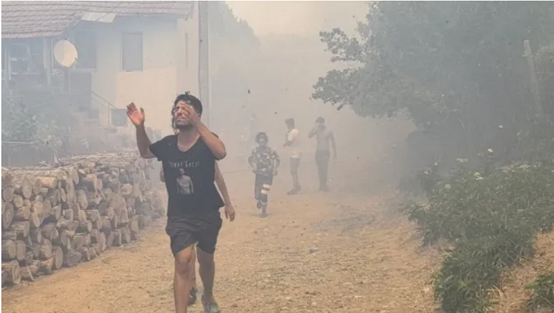 Пламъци обградиха село Воден, евакуират хората