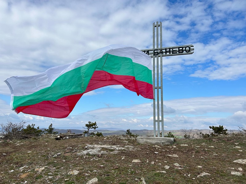 5-метров трибагреник се вее от най-високата точка в Банево