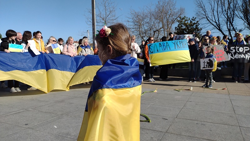 Окървавени цветя в памет на жертвите от Буча разпръснаха в Бургас