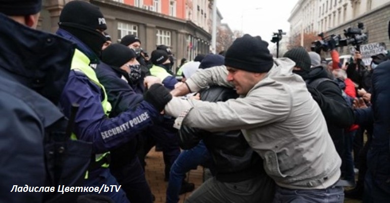 Напрежение и бомбички на протеста срещу новите мерки на правителството 