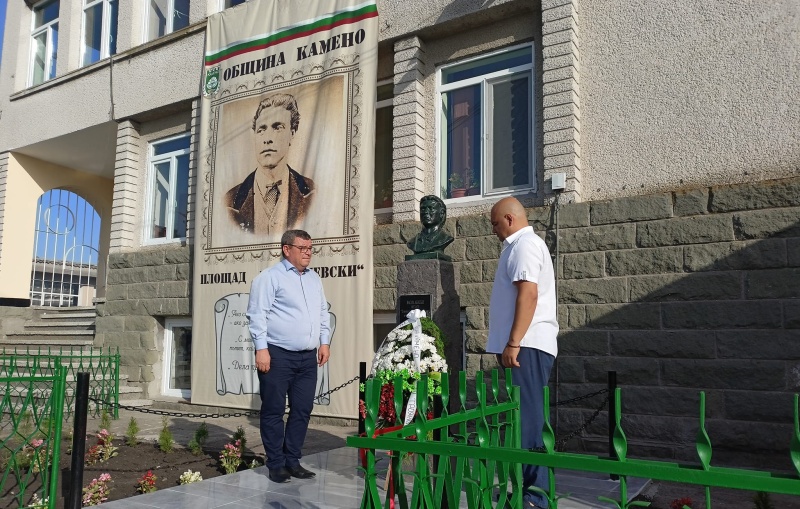 Откриха бюст-паметник на Левски в Трояново