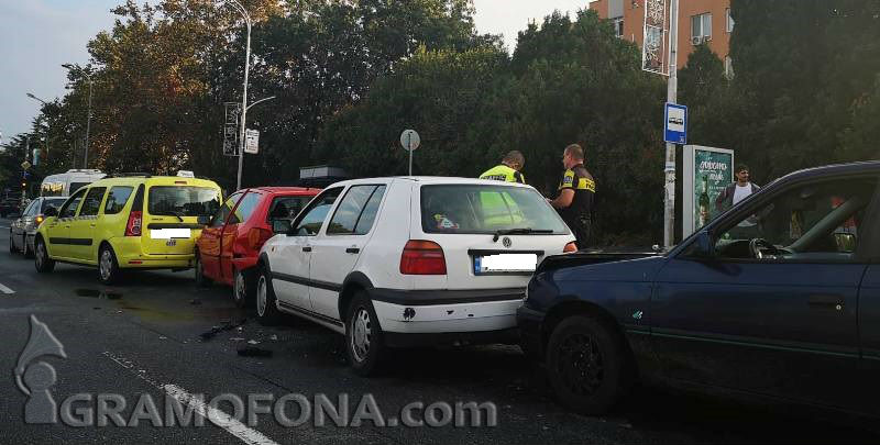 Пет коли се удариха в пиков час в Бургас