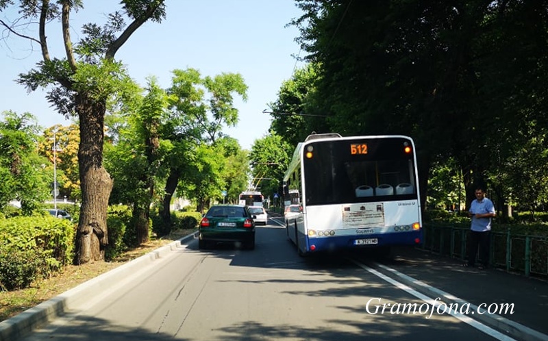 Аварирал автобус задръсти движението в района на Гъбката