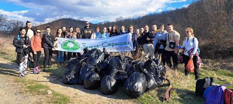 Студенти почистват Странджа планина от боклуци 