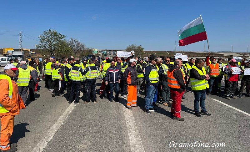 Входът на Бургас е блокиран, протестиращи затвориха и двете платна