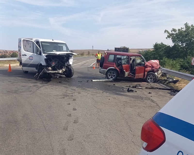 Жена загина на входа на Карнобат след катастрофа между бус и кола