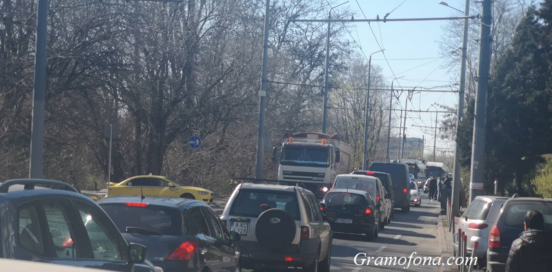 Жестоко задръстване на възлов булевард в Бургас