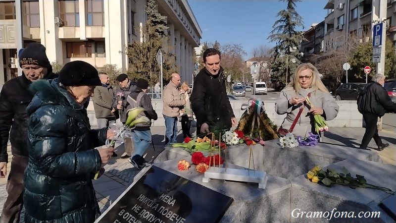 С цветя и минута мълчание почетоха в Бургас жертвите на комунизма