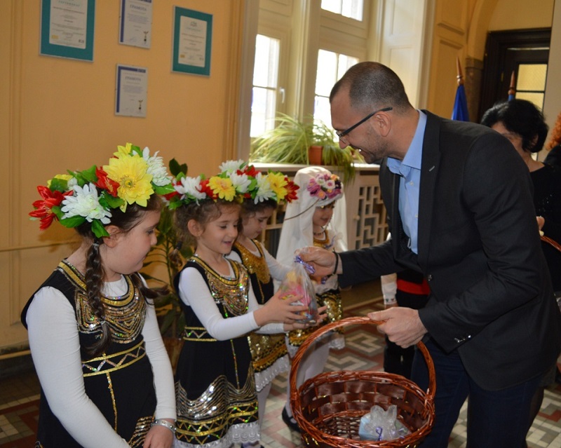 Малки лазарки наричаха за здраве областния управител