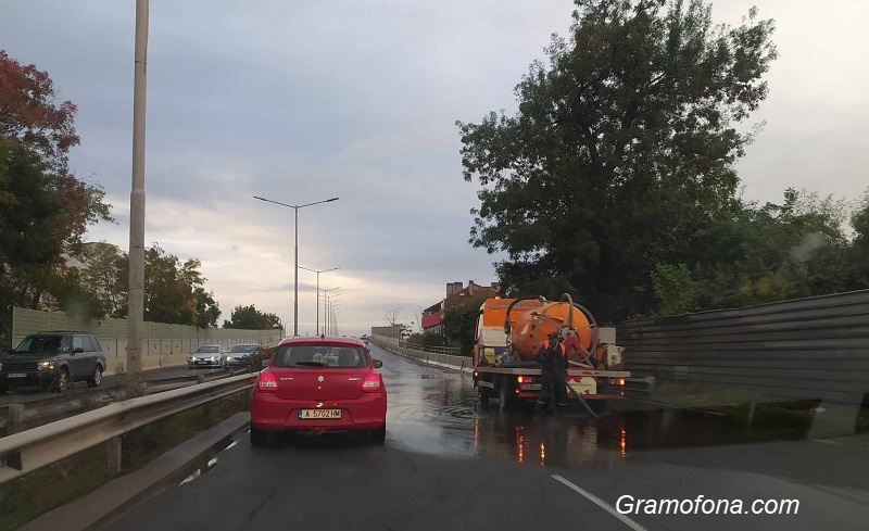 Отводняват натоварени улици в Бургас, трафикът на места е затруднен