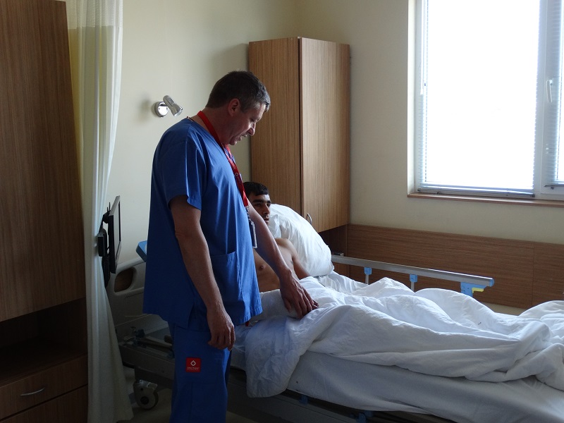 Бургаски лекари спасиха прерязана до кост ръка на айтозлия