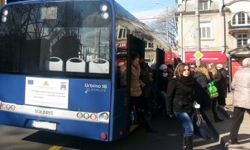 Пътници останаха блокирани в автобус, контрольорката решила, че е обрана