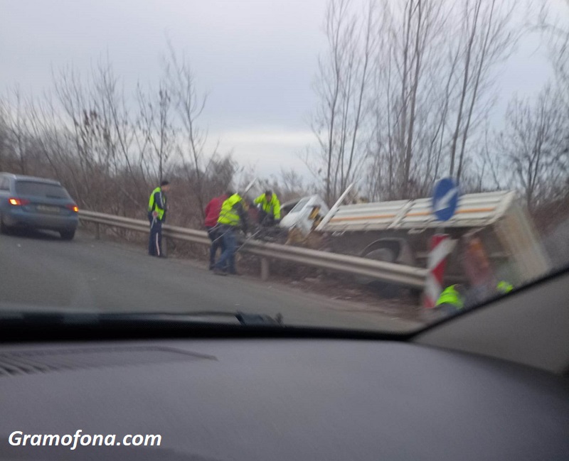 Затруднено движение заради самокатастрофирал камион между Крайморие и Бургас 