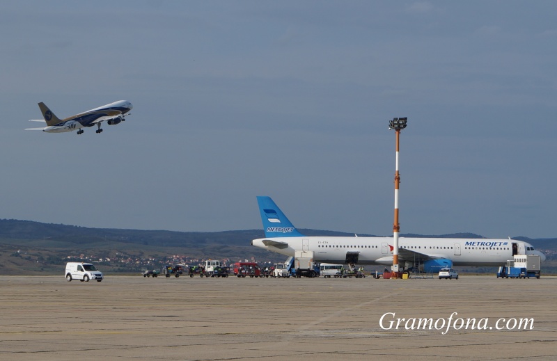 Ако полетът ни закъснява над 2 часа - авиокомпанията трябва да ни даде храна и напитки