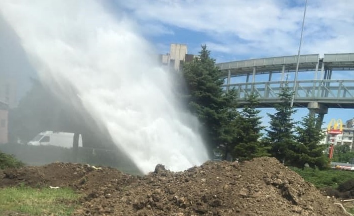 Багер проби водопровода на Бургас, част от „Изгрев“ остава без вода