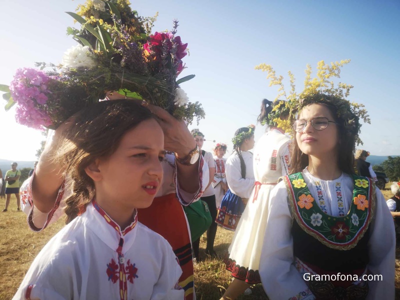 Ученичка от Славейковото училище стана Еньова буля в Стоилово