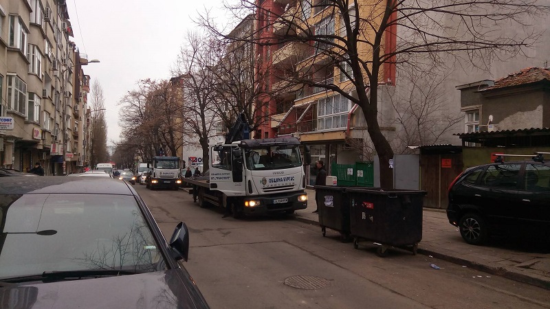 Два паяка разчистват колите по Сливница