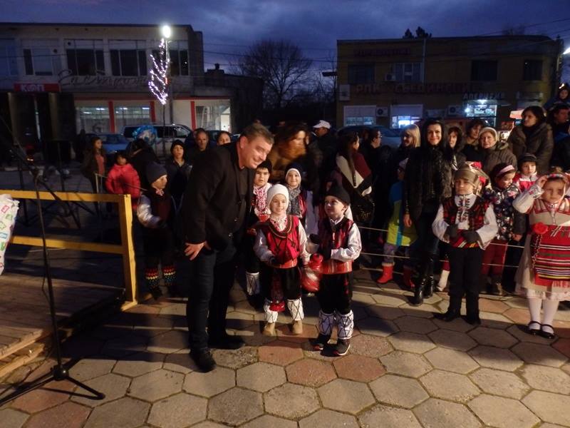 С концерт и заря представиха коледната елха в Камено